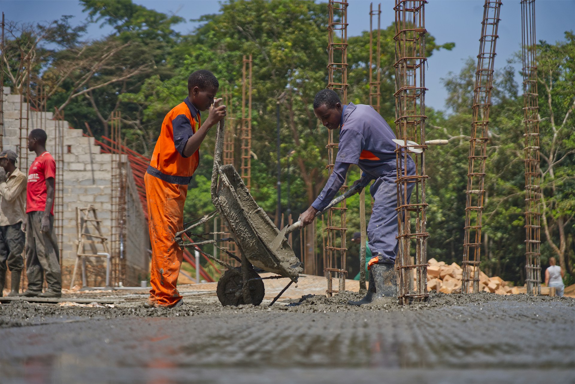 JaGedo team and professionals on an active construction site
